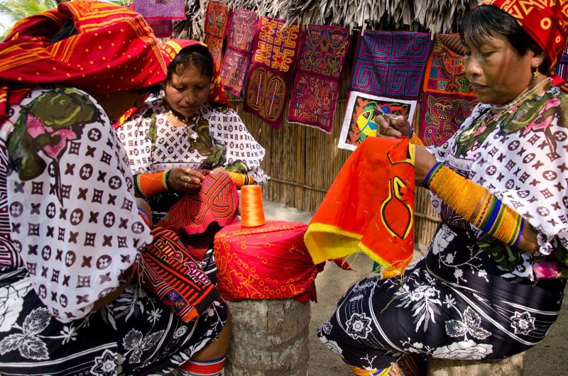 Tecidos feitos à mão, tradição do vestuário feminino do povo indígena Guna do Panamá – Foto: Divulgação