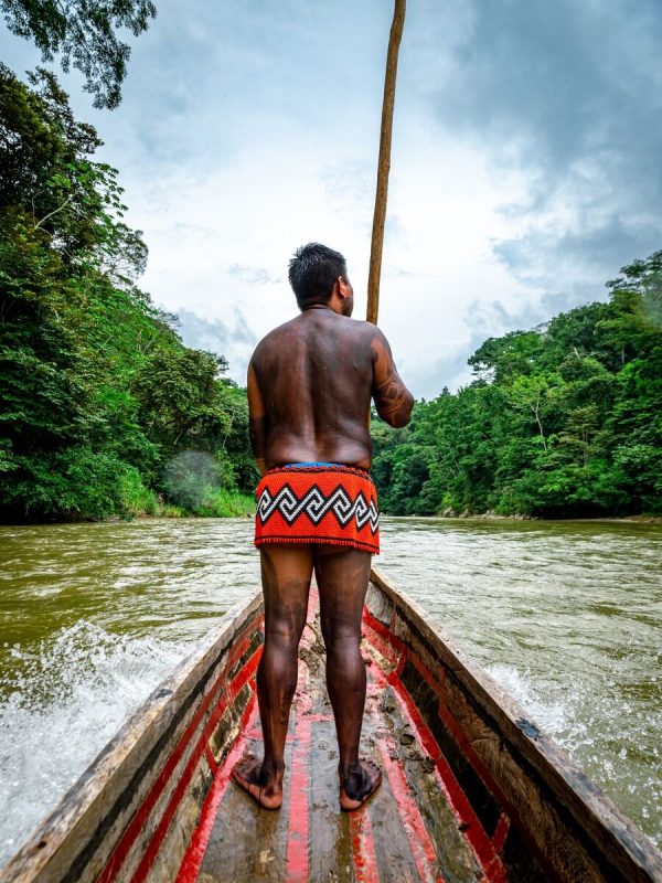 As belas atrações naturais na convivência com uma tribo indígena remando de canoa nas águas calmas da região – Foto: Divulgação