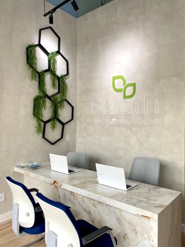 Projeto do escritório Por Metro Quadrado, o móvel do tipo mesa corporativa todo em porcelanato, deu o toque sofisticado e moderno, harmonizando com a parede em cimento queimado – Foto: Divulgação