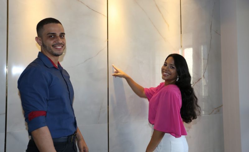Os arquitetos e sócios Marcos Nunes e Marina Bogéa, respectivamente com dois exemplos de uso de porcelanato de grandes formatos: Aplicado na parede de um hall ou na cozinha, em dois tons, na parede e na bancada da pia – Foto: Divulgação