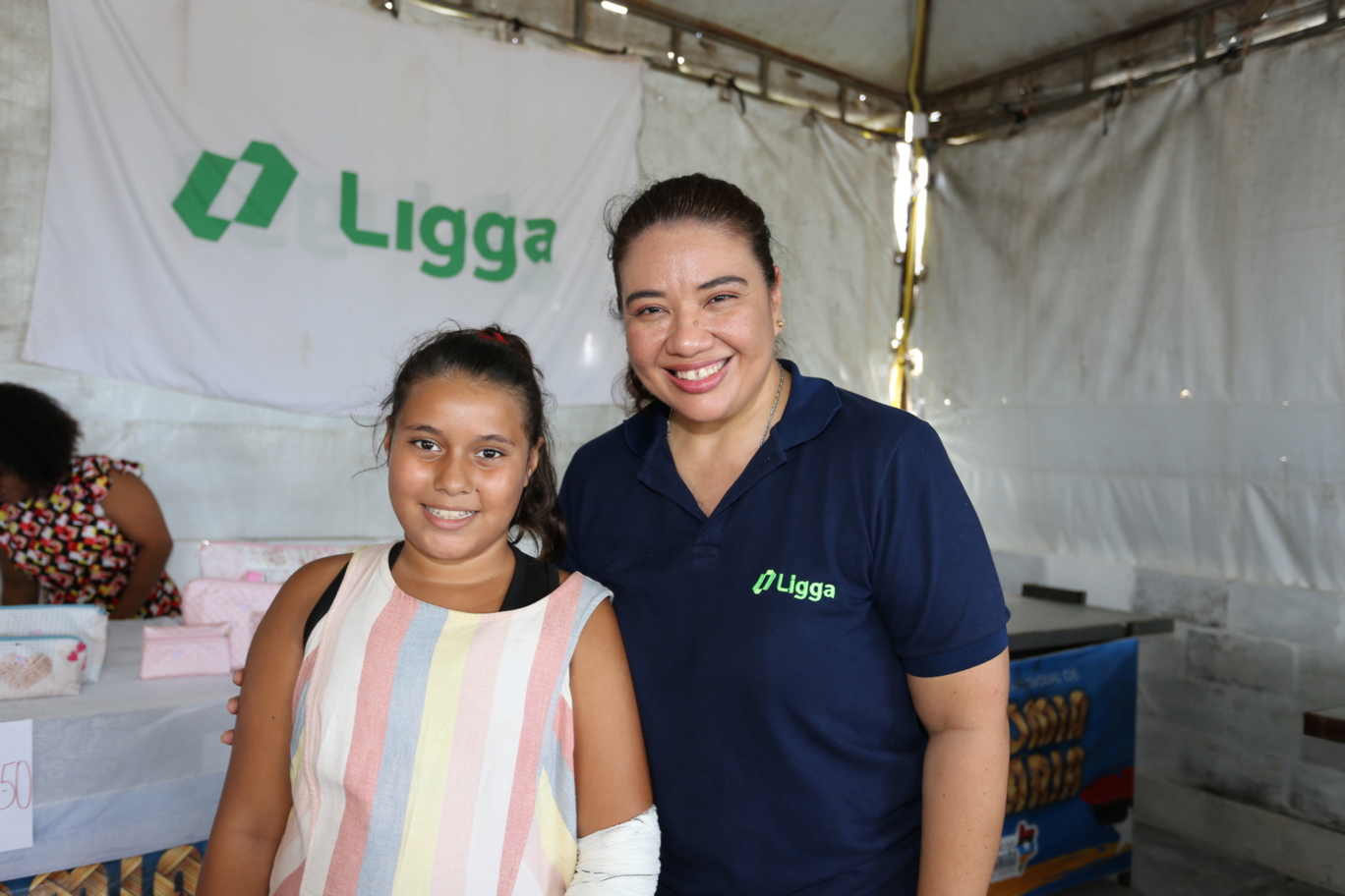 Laila Roberta da Silva Costa, na foto com Lívia Cândice da Ligga – Porto São Luís, que fez suaprimeira consulta odontológica esse ano, na ação em parceria com a SES - Foto: Divulgação