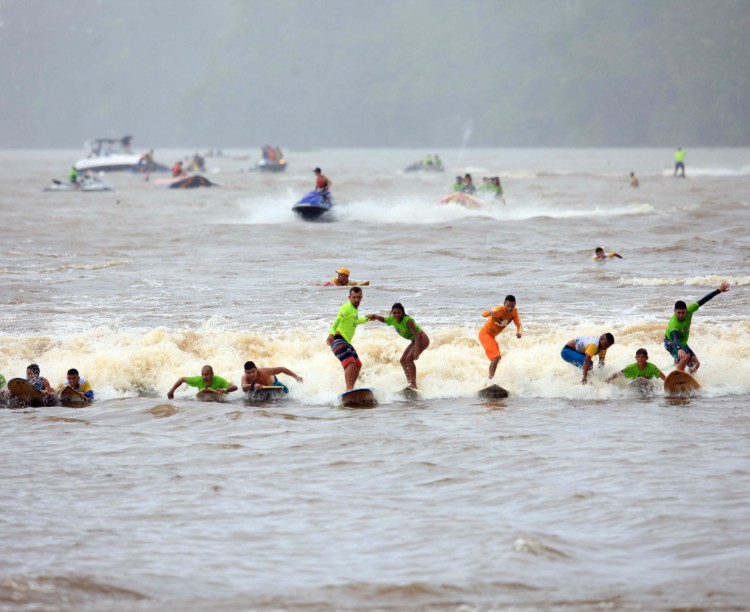 Surfando nas ondas da pororoca, brasileiros se aventuram entre as paisagens ribeirinhas - Foto: Reprodução