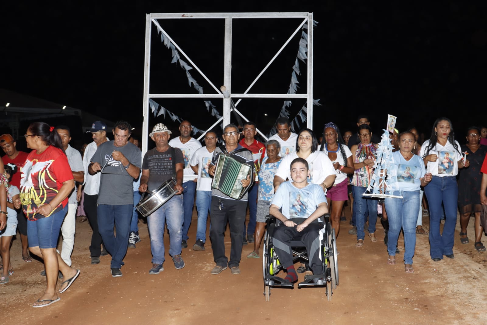 Com apenas 15 anos, o cadeirante Eric Rodrigues tornou-se o mais jovem Capitão do Mastro da Romaria – Foto: Mazim Aguiar