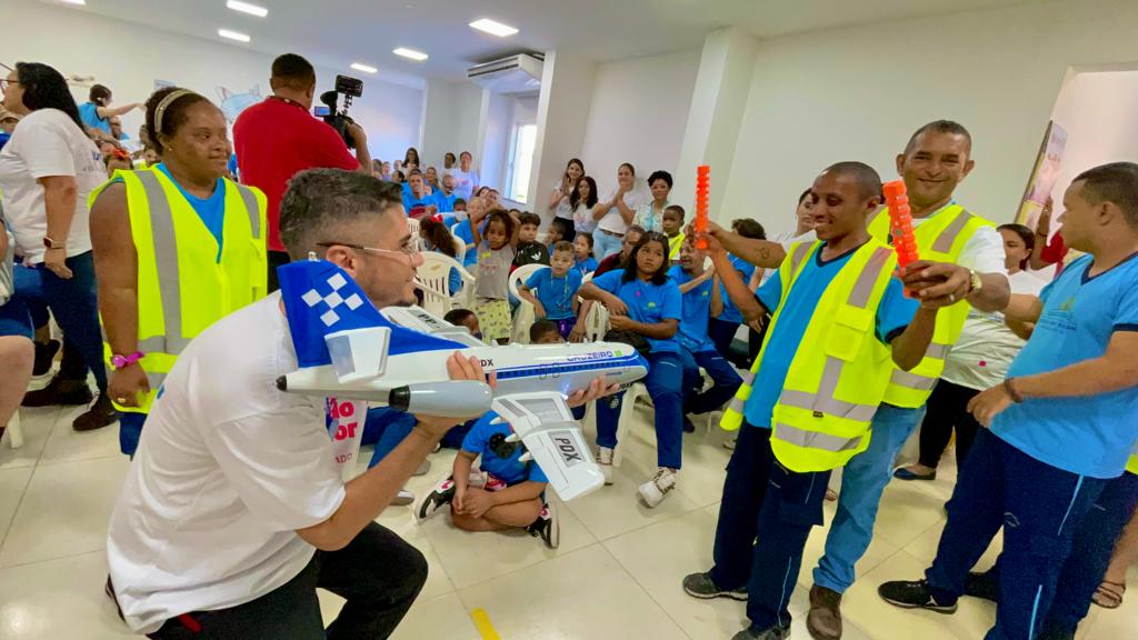 Alunos da APAE em conexão com funcionários da CCR Aeroportos - Foto: Divulgação