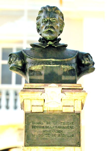 La Ravardière (busto idealizado) na frente da Prefeitura de São Luís foi levado em banho-Maria (de Médici), na França Equinocial, e ficou a ver navios – Foto: Reprodução
