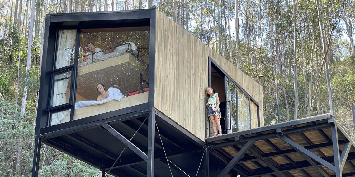 O grupo acaba de inaugurar o Altar Ninho, uma casa na árvore em meio a natureza de Joanópolis. - Foto: Divulgação