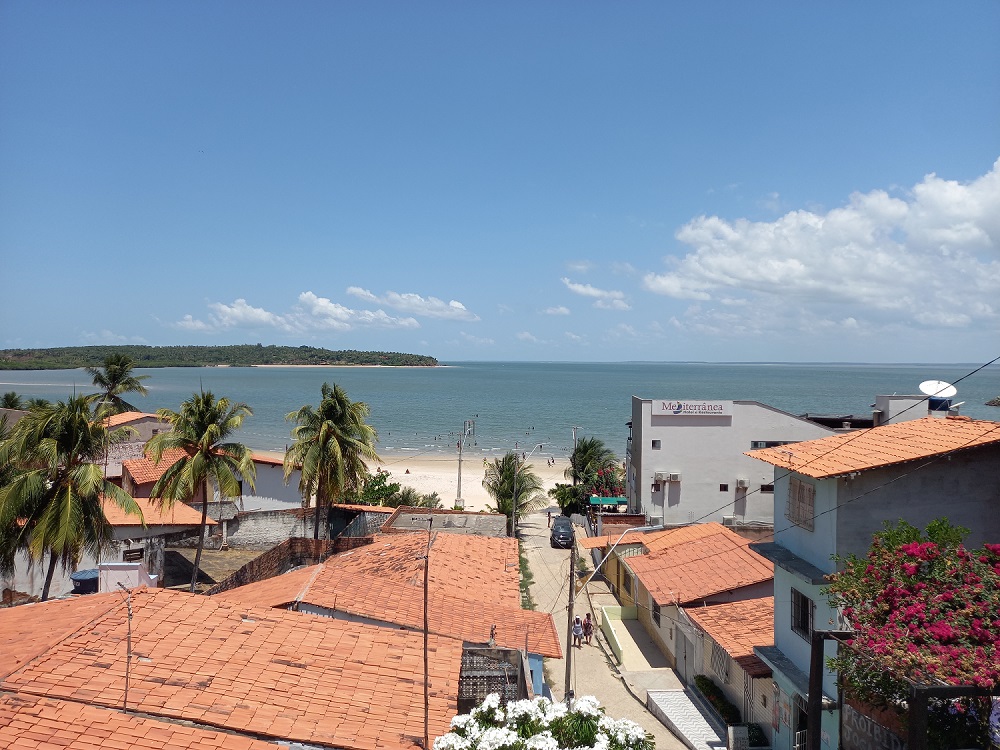Do alto da igreja, a vista da Praia do Caúra, ponto de lendas e encantarias – Foto: Gutemberg Bogéa
