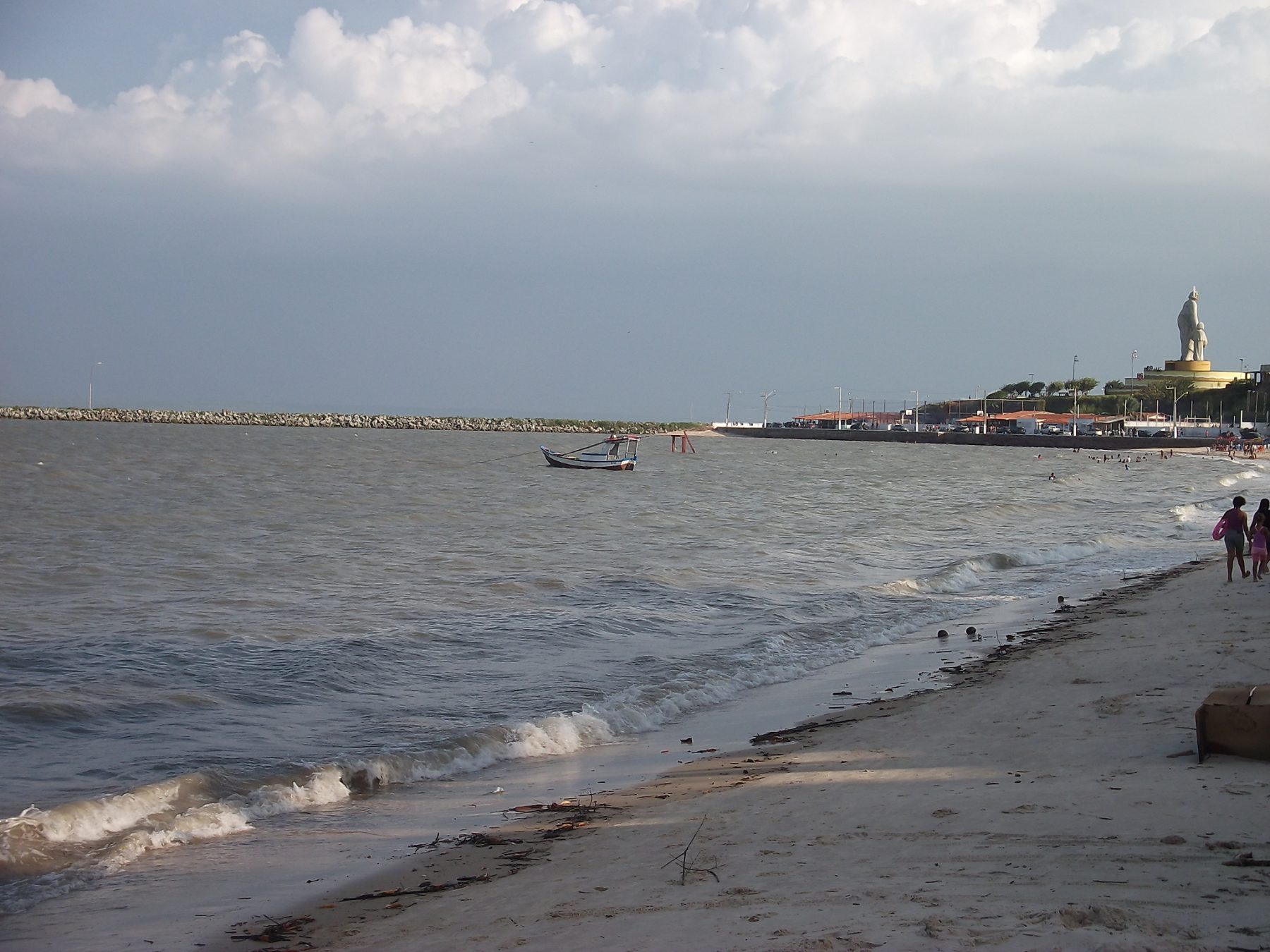 Com a imagem do Santo festejado ao fundo, a cidade-balneário atrai visitantes pelo também potencial natural e turístico – Foto: Gutemberg Bogéa