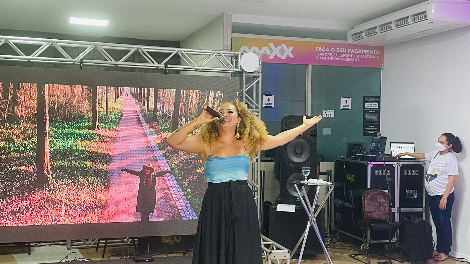A cantora Anna Torres cantou e encantou a todos, reforçando a valorização que a Maxx sempre deu à cultura maranhense - Foto: Adriana Vieira