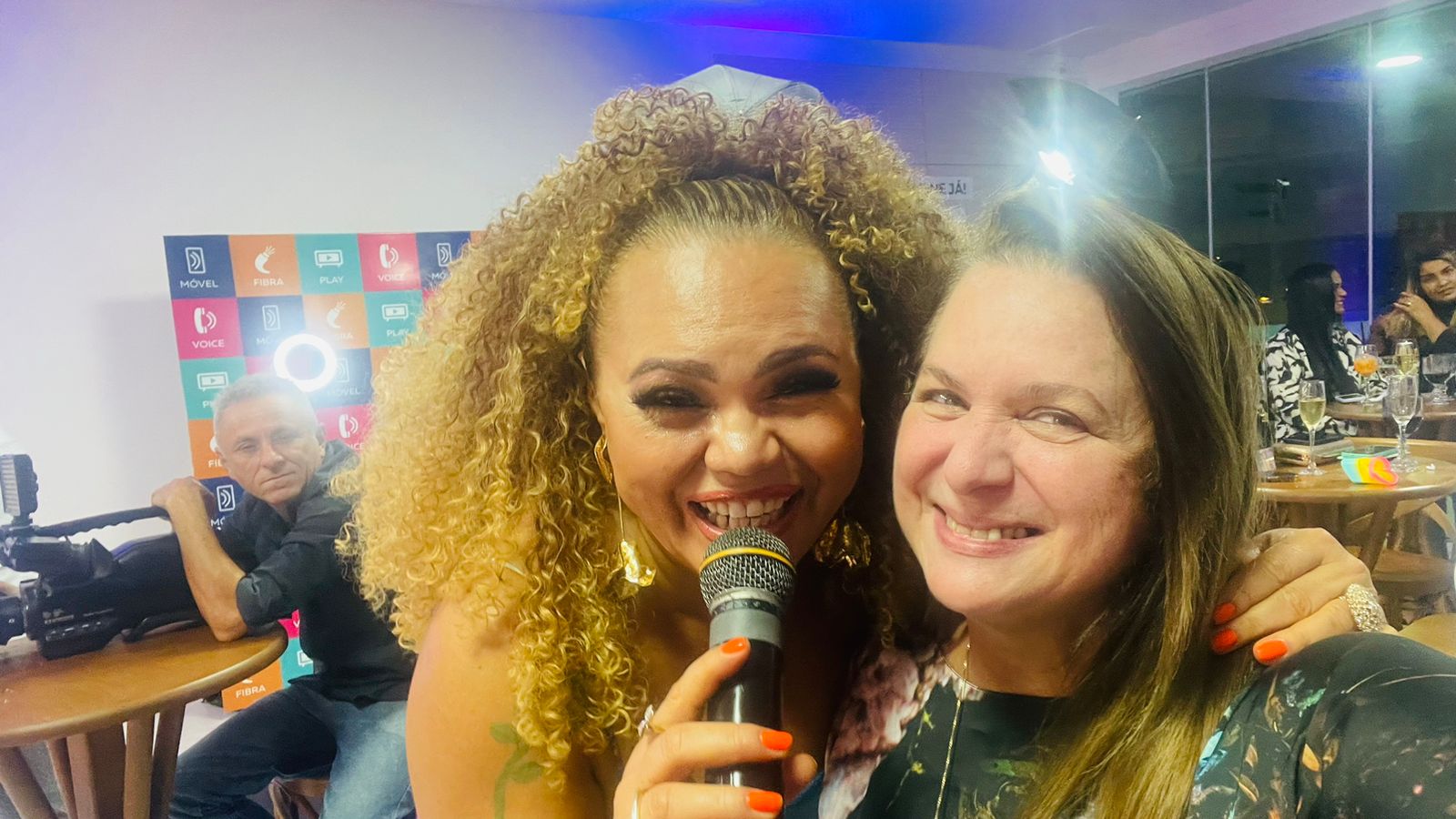 A cantora Anna Torres e a jornalista Adriana Vieira – Foto: Divulgação