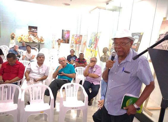 Herbert de Jesus Santos fazendo honra ao mérito para Japi-Açu Tupinambá e o feito francês – Foto: Luzia Pereira