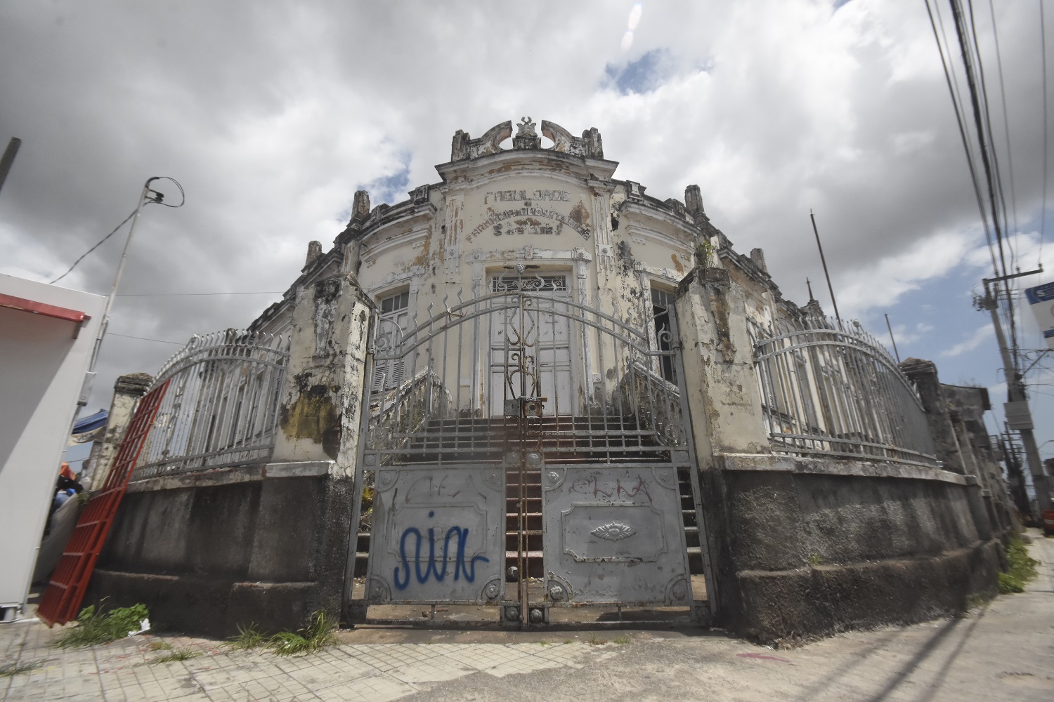 O Palácio das Lágrimas, na Rua São João, clama pela sua restauração, para voltar a ser um bem a comunidade - Foto: Paulo Caruá