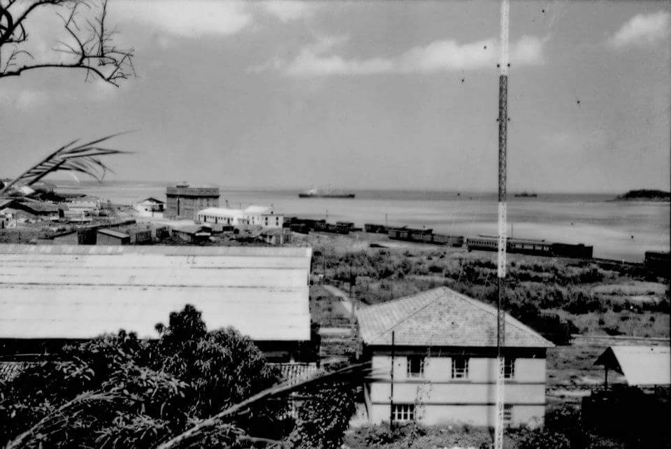 Uma viagem no tempo: Visto da praça Gonçalves Dias, a Estação Ferroviária (RFFSA), e a baía de São Marcos - Foto: Reprodução