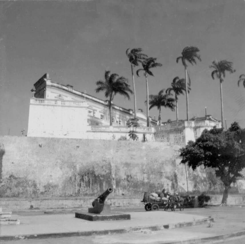 Um dos canhões históricos da cidade, na "meia laranja", na avenida Beira-mar, marco da história da cidade - Foto: Reprodução