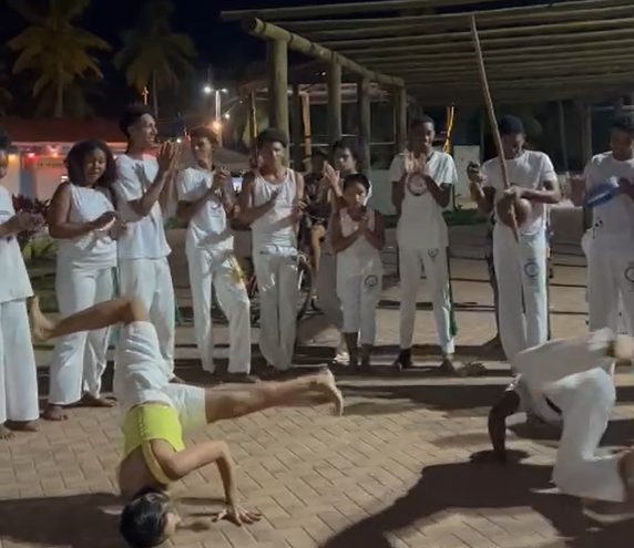 Maya luta capoeira com nativos de Baixio, litoral baiano onde visitou semana passada – Foto: Divulgação