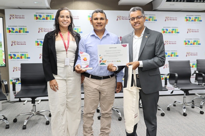 Superintendente estadual do Maranhão, Isaque Nascimento, entrega a premiação para o cliente Francisco de Assis Pinho, da cidade de Zé Doca, vencedor da categoria Empreendedorismo Sustentável – Foto: Divulgação