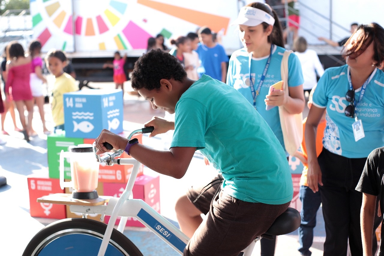Em uma das atividades, crianças aprenderam como funciona o processo de geração de energia limpa por meio de uma bicicleta – Foto: Divulgação