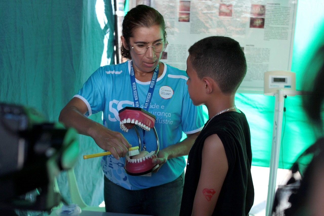 Voluntária ensina criança sobre os cuidados básicos com a saúde e higiene bucal – Foto: Divulgação