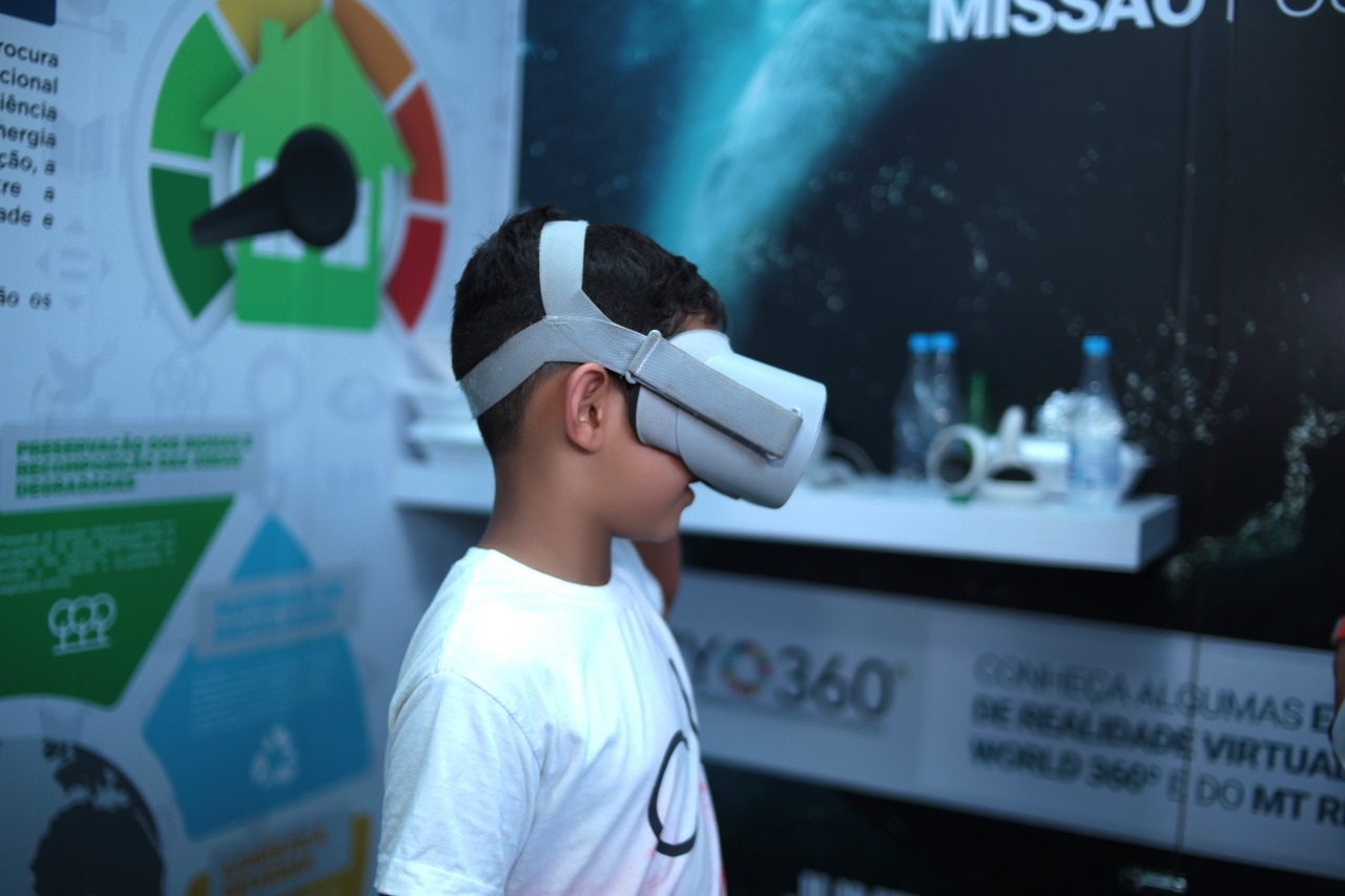 Dentro do caminhão, os visitantes têm acesso a vídeos de realidade virtual – Foto: Divulgação