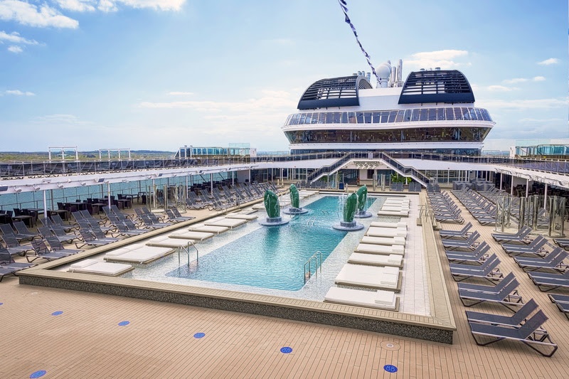 Área de piscinas do MSC Grandiosa com espaçoso ambiente para o seu relaxamento e conforto - Foto: Divulgação