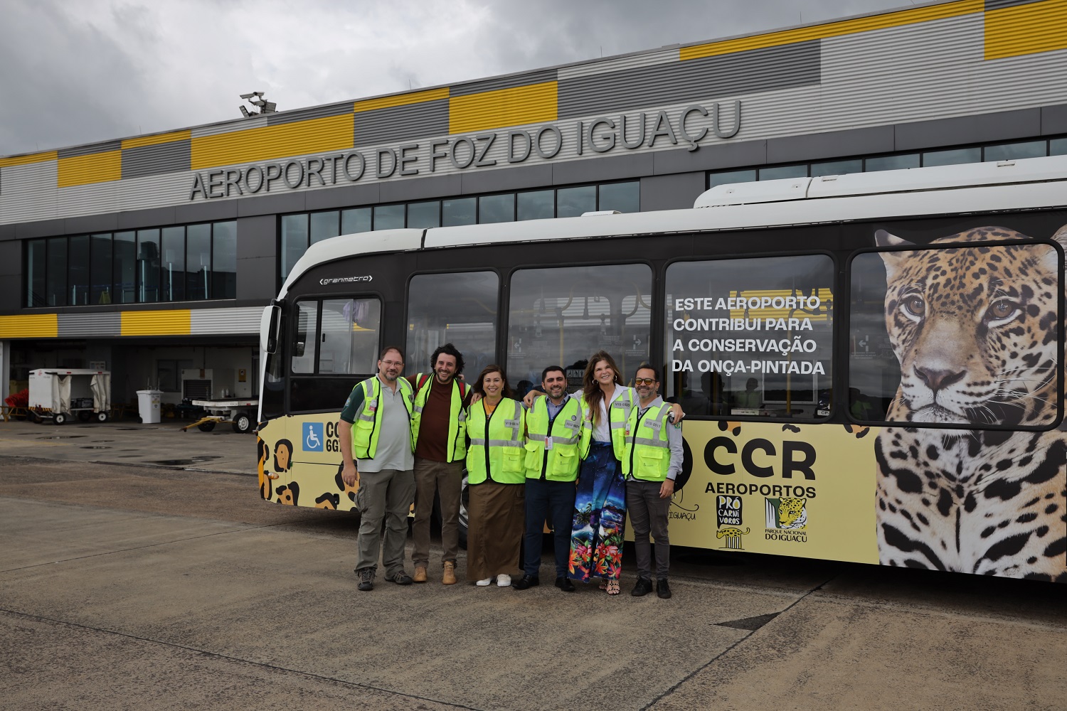 Ônibus adesivado que fará o trajeto dos passageiros de voos internacionais é uma das atrações da parceria.- Fotos: Rafael Guimarães