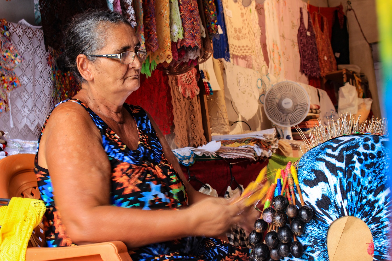 Rememorando sua história e preservando sua identidade, o artesanato permeia todo o ambiente, exaltando o acervo construído ao longo dos anos – Foto: Rodrigo Allef