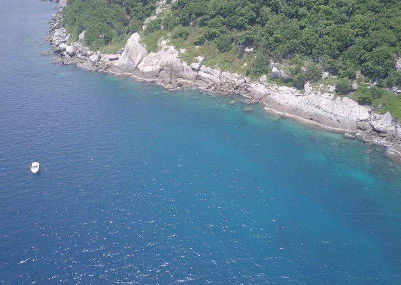 Imagem aérea da Ilha na face em que o recife de coral e diversas atividades recreativas ocorrem- Foto: Leo Francini