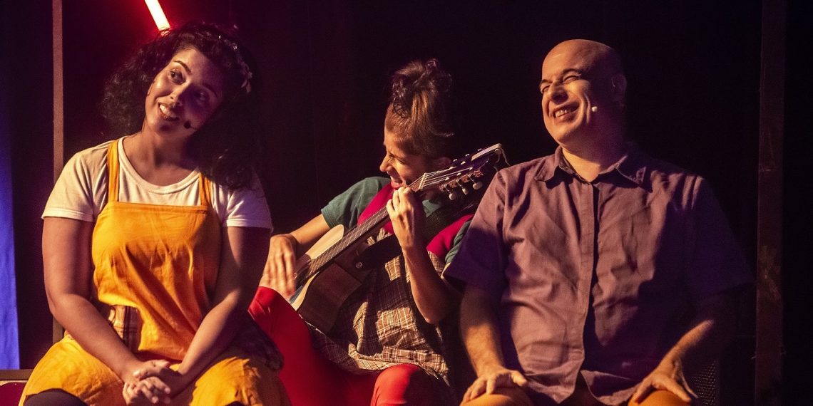 A peça discute temas como educação infantil, hipermasculinização e hiperfeminilização impostas às crianças – Foto: Dalton Valério