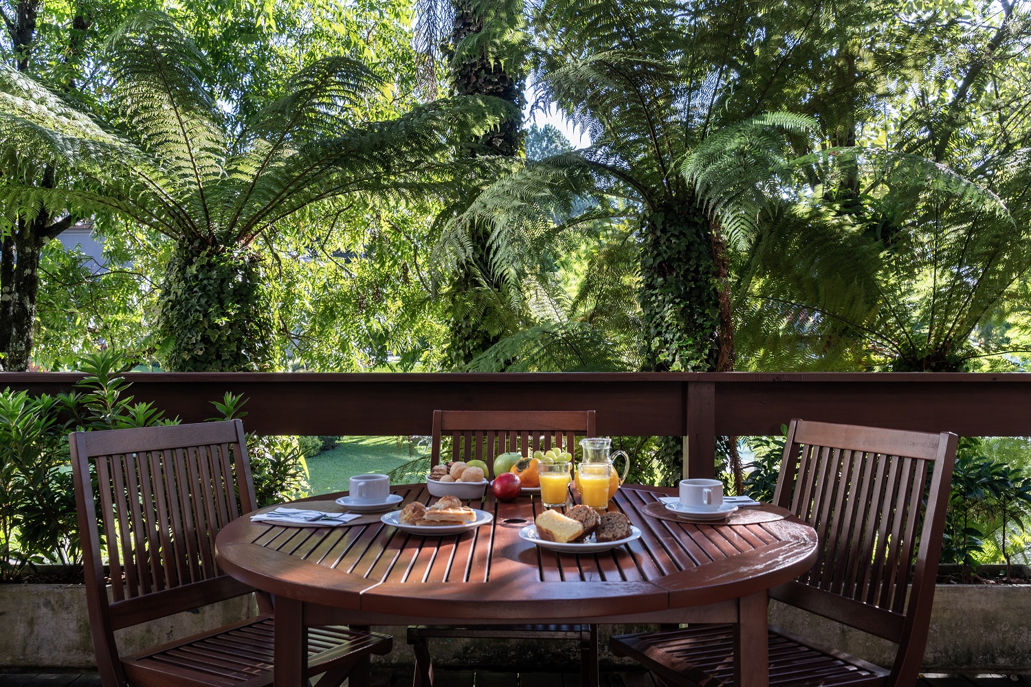 Café da manhã no Hotel Alpestre servido em meio ao verde da região - Foto: Divulgação