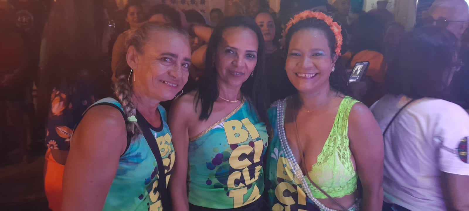 No clima da festa camisetas da brincadeira ganham formas e estilos diferentes dando um toque especial a festa - Foto: Divulgação