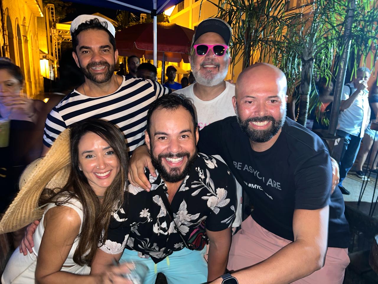 Gustavo Bogéa, Fred Guerra e Neto Medeiros com um grupo animado de foliões – Foto: Danielle Vieira