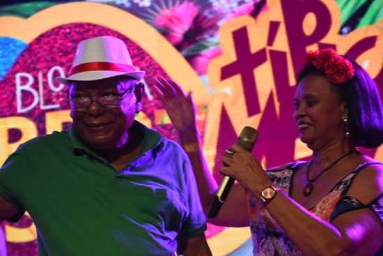 Herbert de Jesus Santos foi agraciado com o chapéu de bamba do Bloco da Imprensa  recebido das mãos de Lúcia Leal – Foto: Paulo Caruá