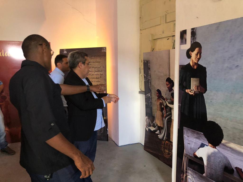 O Prefeito Osvaldo Gomes durante visita a Exposição Maria Firmina dos Reis do TJMA, na Casa Dias Vieira - Foto: Hewerton Souza