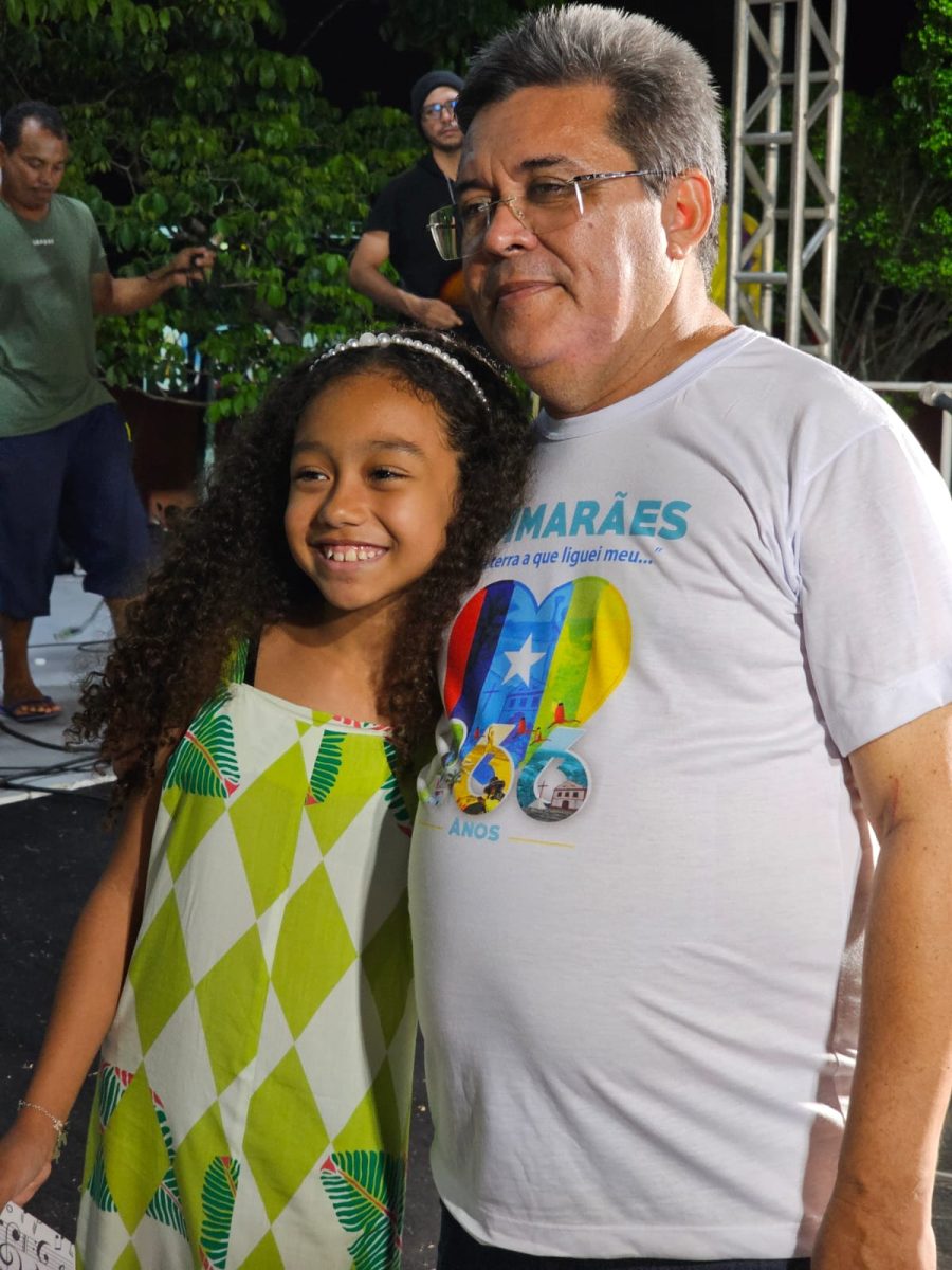 O Prefeito Osvaldo Gomes com a vemcedora do Show de Talentos,Mary Ceccon - Foto: Hewerton Souza