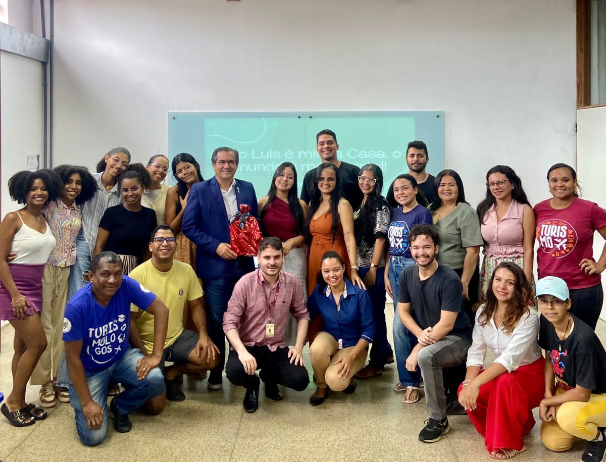 Luiz Thadeu (terno azul) junto com alunos de Hotelaria e Turismo da Ufma – Foto: Divulgação