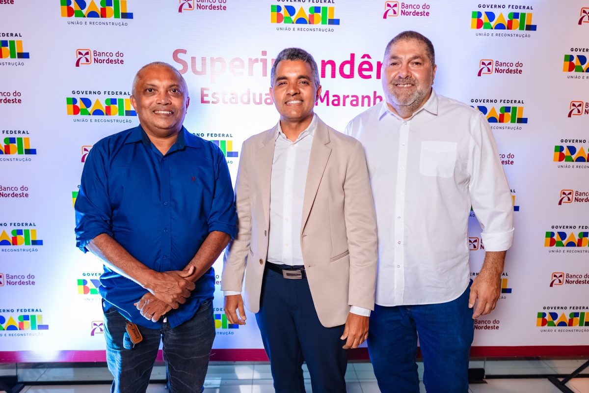 Reginaldo Cazumbá e Gutemberg Bogéa, do JP Turismo, com o superintendente do BNB, Isaque Nascimento - Foto: Emanoel RT