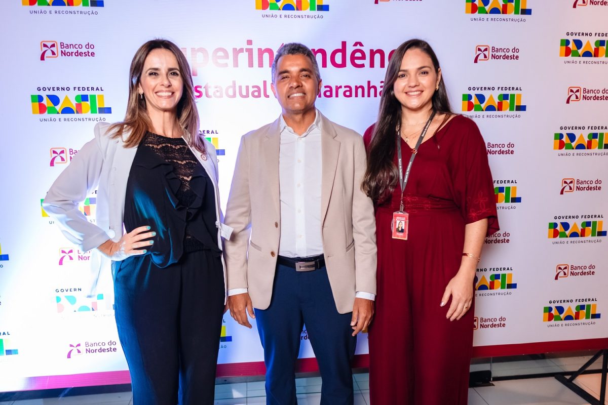 O superintendente estadual do Banco do Nordeste, Isaque Nascimento ladeado da diretora da Rádio Universidade FM, Josie Bastos e da jornalista e assessora de comunicação do BNB, Julliene Gomes - Foto: Emanoel RT