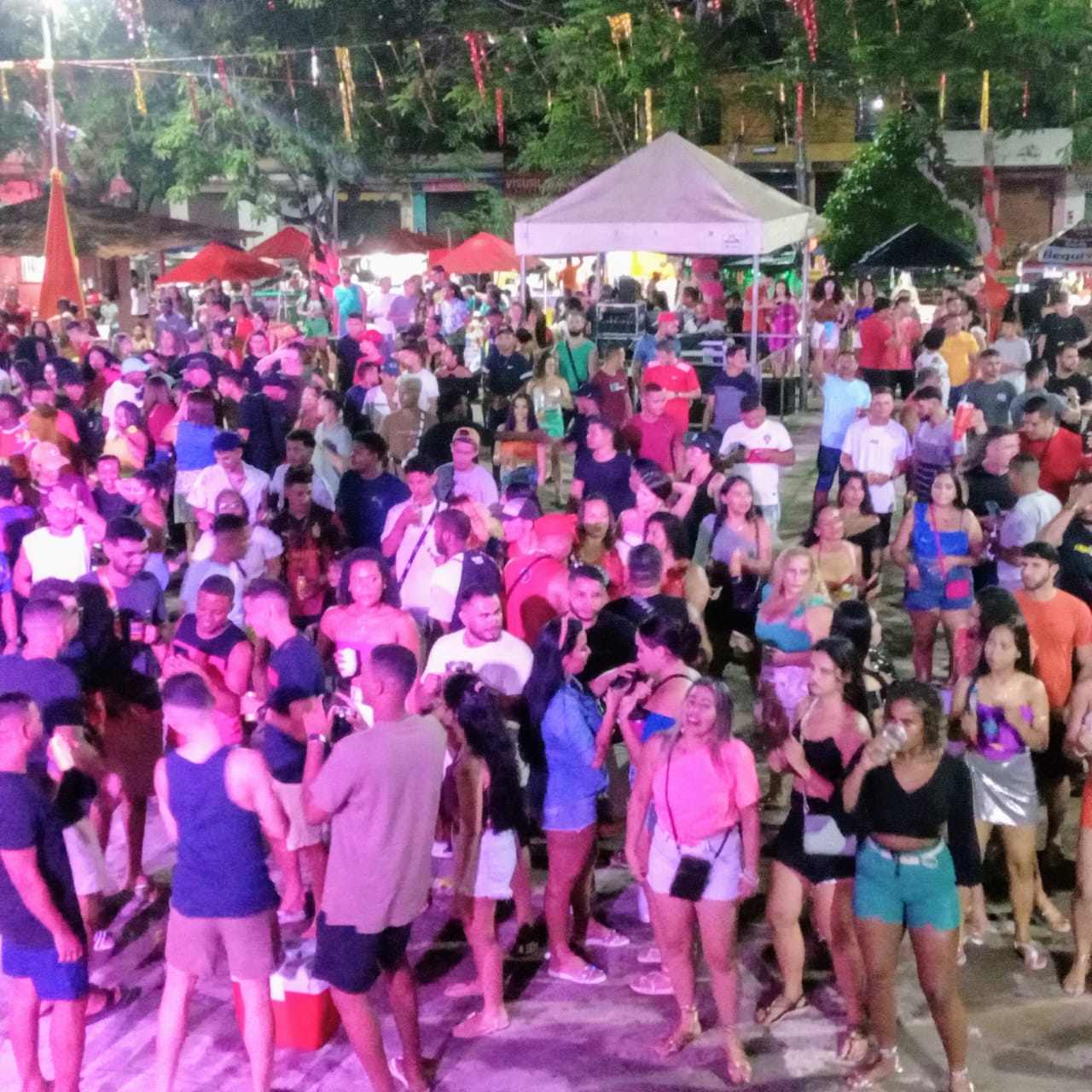 Foliões na Praça 2 de Novembro acompanhando as atrações das noites carnavalescas – Foto: Divulgação