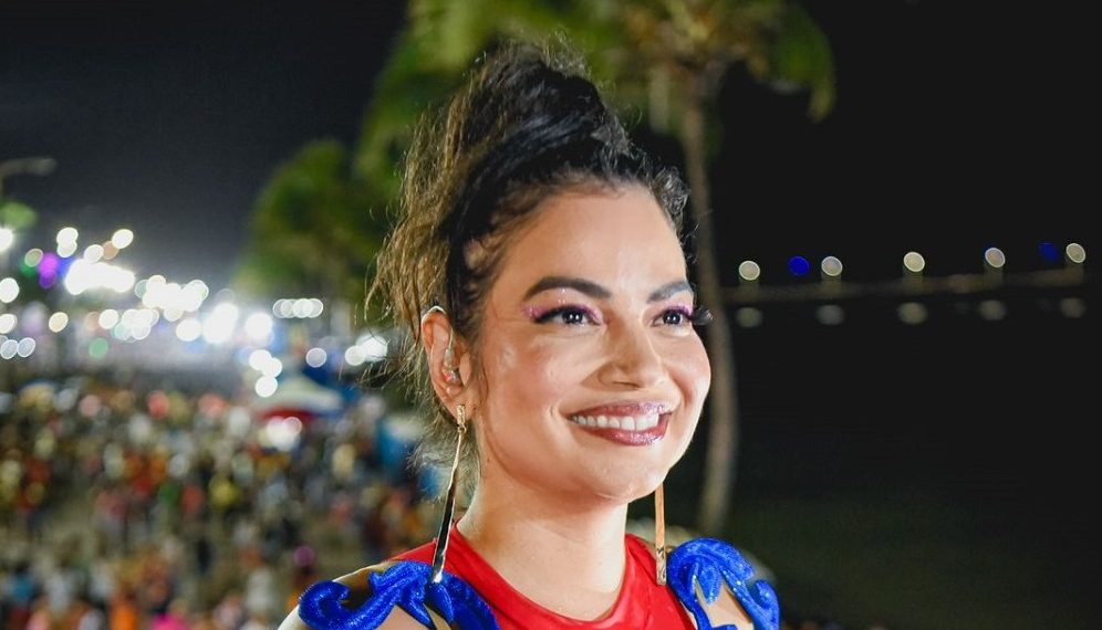 Cantora garante um repertório repleto de releituras em ritmos carnavalescos de músicas brasileiras dos anos 90 e clássicos do axé que não podem faltar – Foto: Divulgação