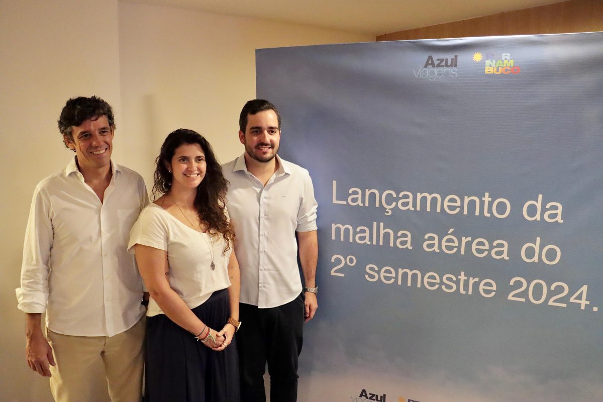  O secretário de Turismo e Lazer de Pernambuco, Daniel Coelho, a gerente de Produtos da Azul Viagens, Giulliana Mesquita, e o presidente da Empetur, Eduardo Loyo, durante coletiva de imprensa para anunciar aumento de voos dedicados para o mês de julho, bem como duas novas rotas n- Foto: Leo Motta