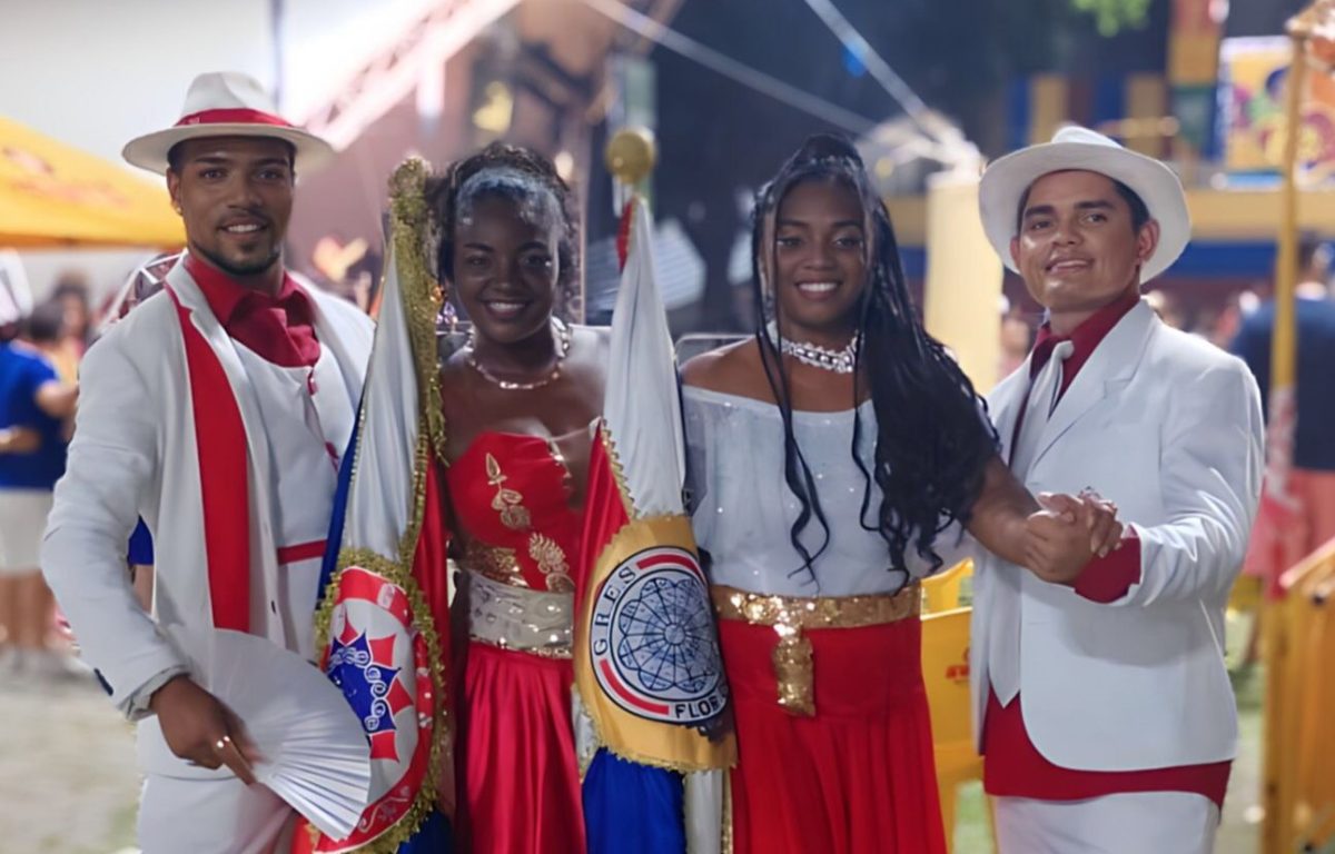 O mestre-sala Wandrey Menezes e a porta-bandeira Elizete Campos oficiais, o segundo casal de porta-bandeira e mestre-sala, respectivamente, Aline Algave e Ademilton Garroso, que vão conduzir e apresentar o importante símbolo da escola, nas cores azul, vermelho e branco – Foto: Divulgação