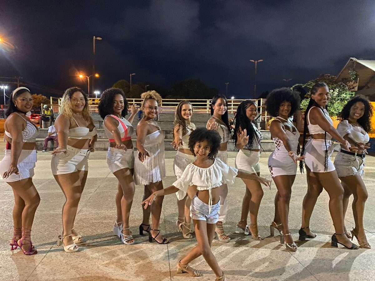 A nova ala de passistas que passou a compor o quadro da escola este ano – Foto: Divulgação