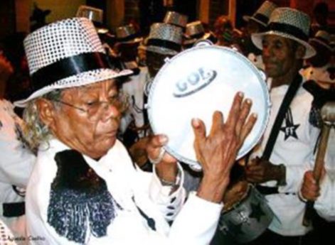 Antônio Félix Moreira Bruxela), pandeireiro do Fuzileiros da Fuzarca e da Turma do Quinto, na Madre de Deus, confirmou que o Carnaval do Lava-Pratos de Ribamar teve início em 1946 – Foto: Reprodução