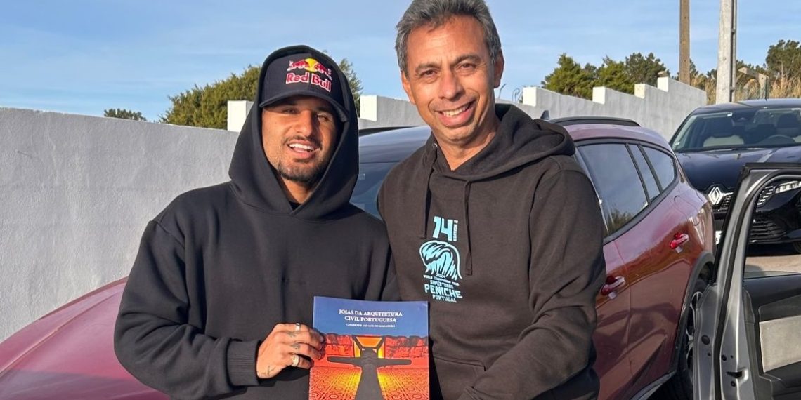  Já em terras lusitanas, o fotógrafo Meireles Jr. com o surfista campeão Ítalo Ferreira , que confirmou presença na mostra do maranhense essa semana em Braga e Póvoa do Varzim - Foto: Divulgação