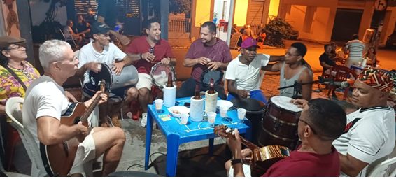 Dentre muitos ases, o violonista Ricardo Frias, e percussionistas, como Vandico e Edinho, deram o tom da melhor roda de samba com integrantes de vários conjuntos – Foto: Jonas Meneses