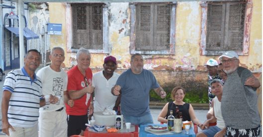 Gutemberg Bogéa, entre Ricardo Frias, Edinho Salles, e outros bambas do Canto da Comunicação logo cedo, na preparação do churrasco e aguardo dos convidados de diversos grupos - Foto: Jonas Meneses