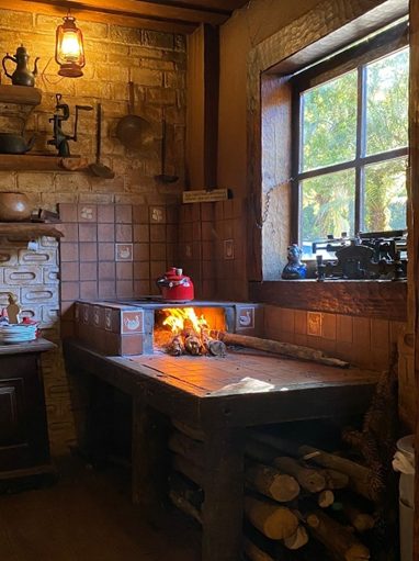 Um dos cafés servidos no local é aquecido no forno à lenha da hospedagem - Foto: Divulgação