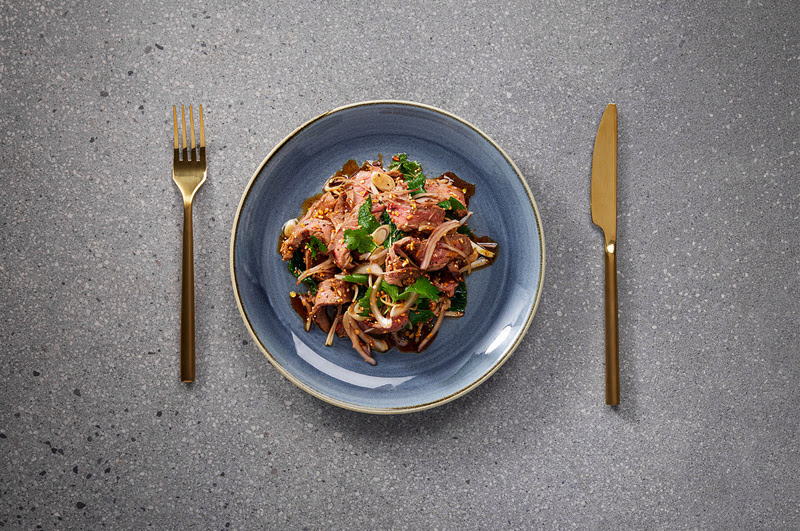 Novas experiências gastronômicas apresentando pratos como o Thai Cashew Chicken e Nam Tok Neua - Foto: Divulgação