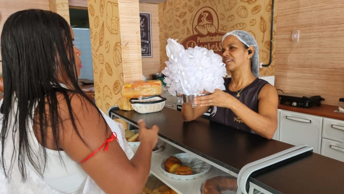 Casa morador recebe com devoção a imagem do Divino e retribui oferecendojoias... - Foto: Marilda Mascarenhas