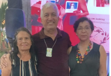 A artista plástica perseverante foi prestigiada, como sempre, com a presença em seu stand do poliglota e guia de Turismo Simão Cireneu Ramos e da sua esposa, Maria de Deus Ramos – Foto: Divulgação